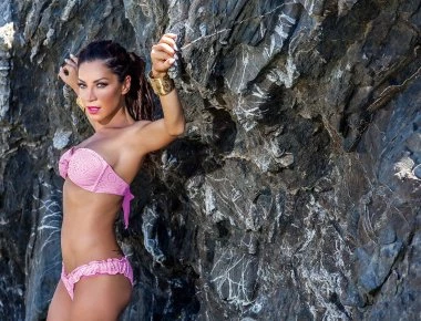 Η Μαριάντα Πιερίδη είναι το κορίτσι λάστιχο - Η πόζα μπροστά από το χριστουγεννιάτικο δέντρο (φώτο)